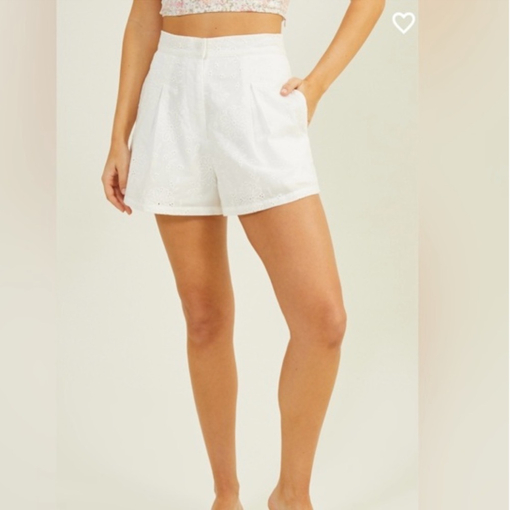 NEW WITH TAGS Altar’d State Katie Eyelet Trouser Shorts White Small - Picture 2 of 8